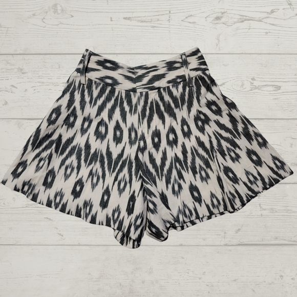 Alice + Olivia Layton Pleated Cotton Ikat Shorts - Picture 2 of 6